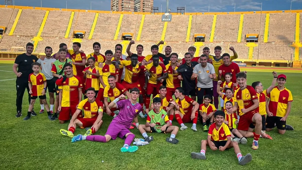 Göztepe U19 takımı oyuncuları ve teknik heyeti AFAS Training Centre önünde