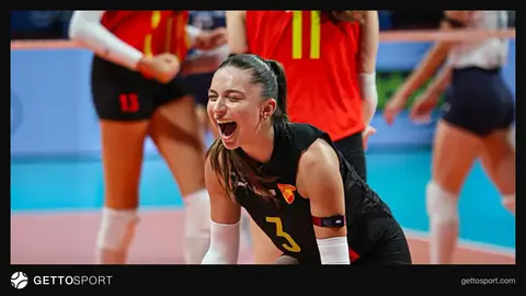 Göztepe ve Vakıfbank voleybol takımları salon önünde taraftarlar