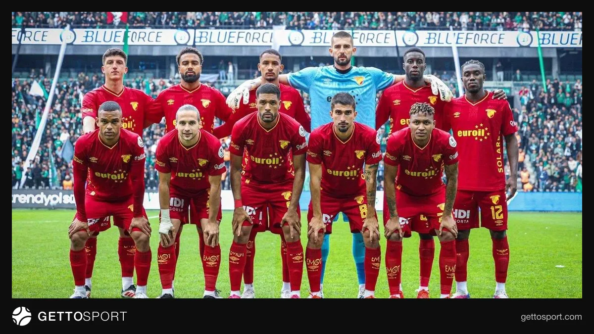 Göztepe futbolcuları gol sevincini kutluyor