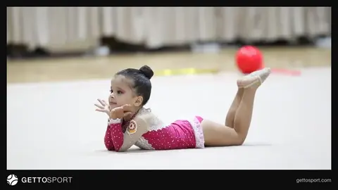 Grace of Nature bədii gimnastika turnirindən yarış salonunda çıxış edən gimnast