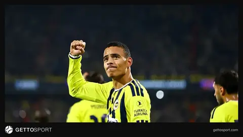 Yeşil formayla top süren Greenwood maç sırasında