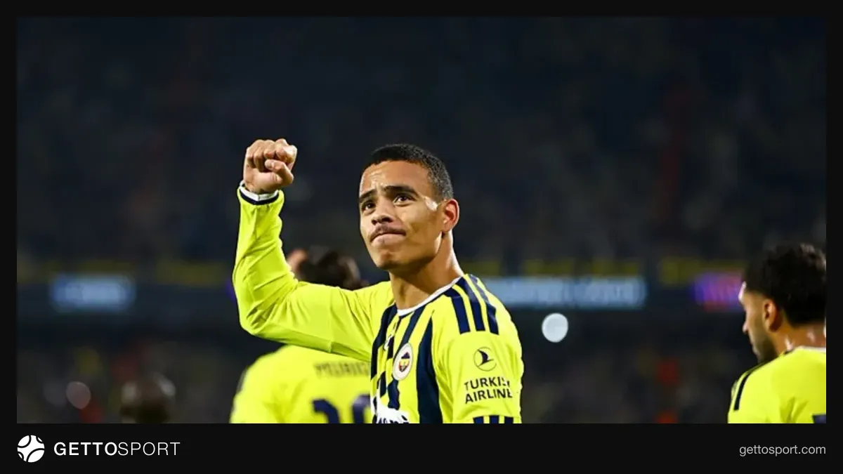 Yeşil formayla top süren Greenwood maç sırasında