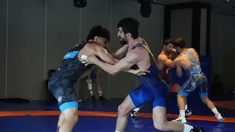 Grekoromen milli güreşçiler Palandöken'de yürüyüş yaparken