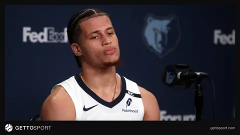 Memphis Grizzlies formalı oyuncuların saha kenarında konuşması