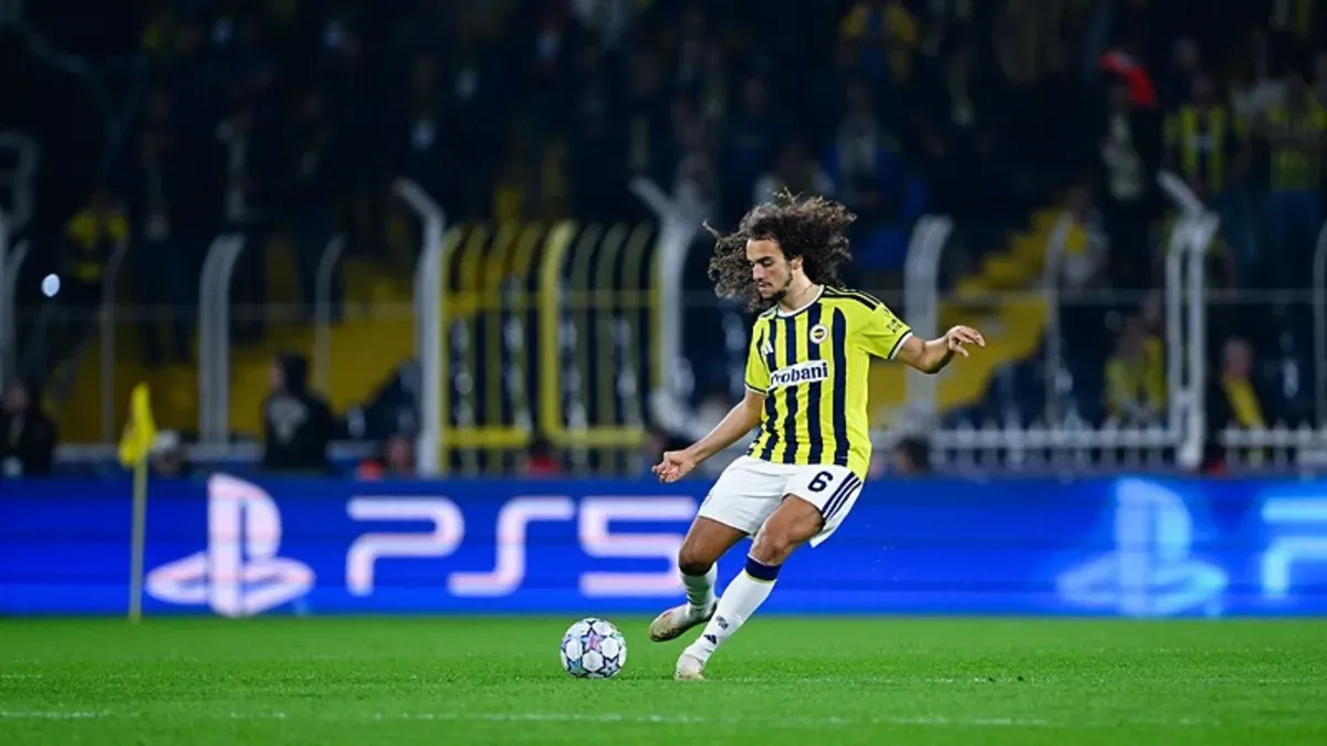 Matteo Guendouzi takım arkadaşlarıyla soyunma odasında konuşurken