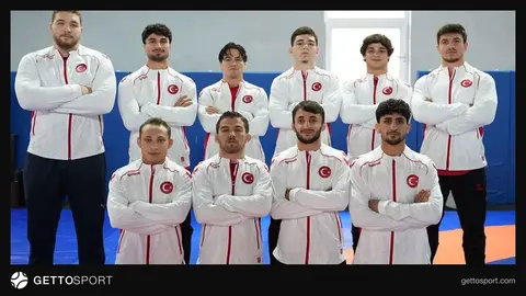 Milli güreşçiler madalya töreni veya takım fotoğrafı