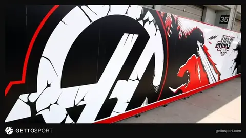 Haas F1 bolidi Godzilla temalı xüsusi dizaynda Ostində