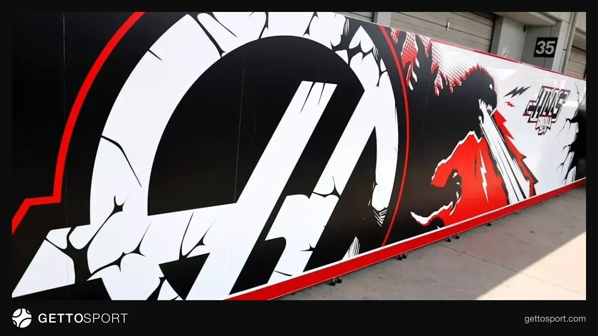 Haas F1 bolidi Godzilla temalı xüsusi dizaynda Ostində