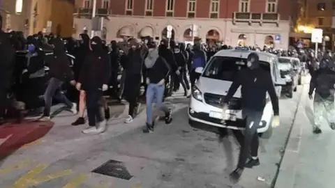Split sokaklarında polis müdahalesi ve gözaltına alınan taraftarlar
