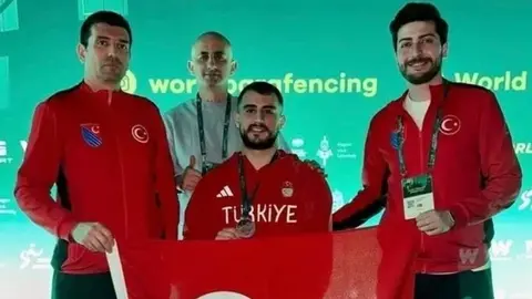 Madalyalı Hakan Akkaya para eskrimde pistte