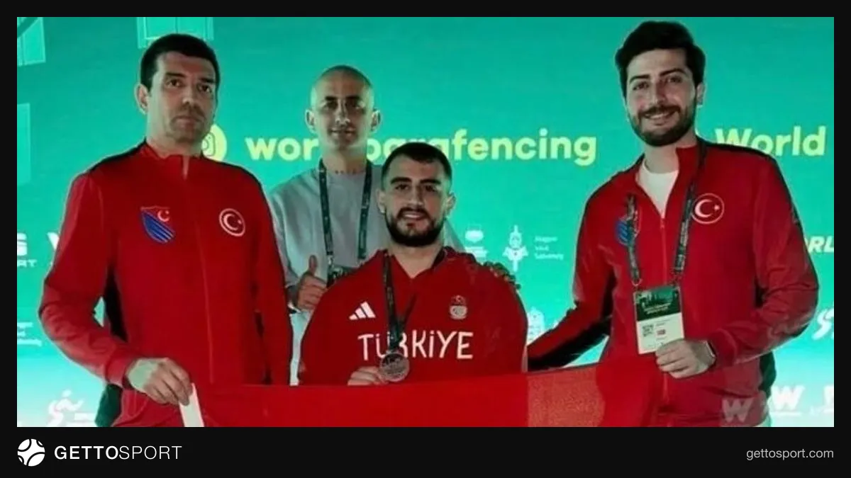 Madalyalı Hakan Akkaya para eskrimde pistte