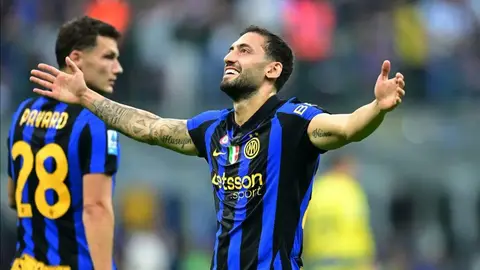 Hakan Çalhanoğlu Inter formasıyla top sürerken