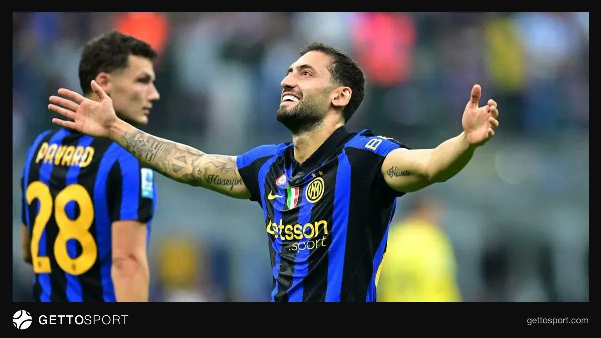 Hakan Çalhanoğlu Inter formasıyla top sürerken