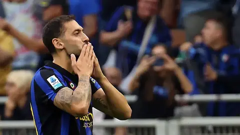 Hakan Çalhanoğlu formasıyla top sürerken görüntüsü