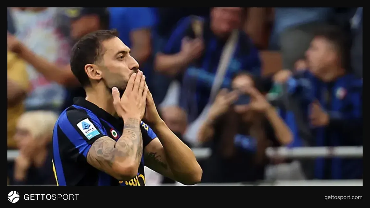 Hakan Çalhanoğlu formasıyla top sürerken görüntüsü