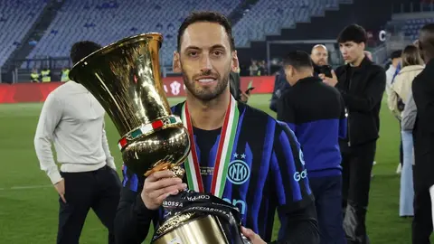 Hakan Çalhanoğlu Inter formasını giyerken