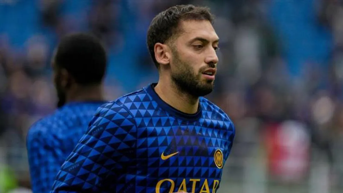 Antonio Cabrini konuşurken ve Hakan Çalhanoğlu sahada top sürüyor