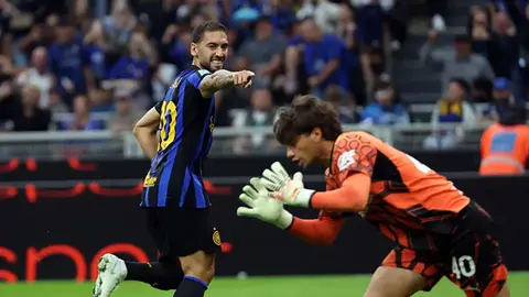 Hakan Çalhanoğlu penaltı vuruşu sırasında top başında Inter formasıyla