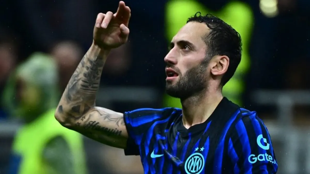 Hakan Çalhanoğlu mətbuat konfransında və ya oyunda topa nəzarət edərkən