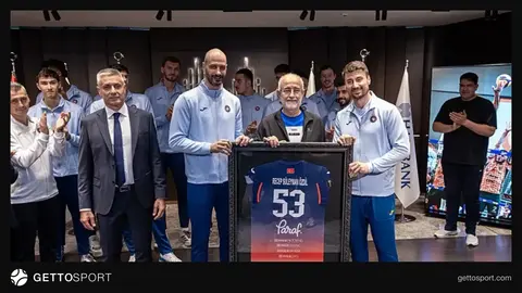 Halkbank Başkanı Recep Süleyman Özdil takım ve yönetimle toplantıda konuşurken