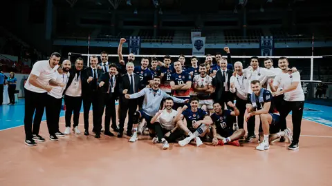 Halkbank voleybol takımı maç sırasında hücum anında