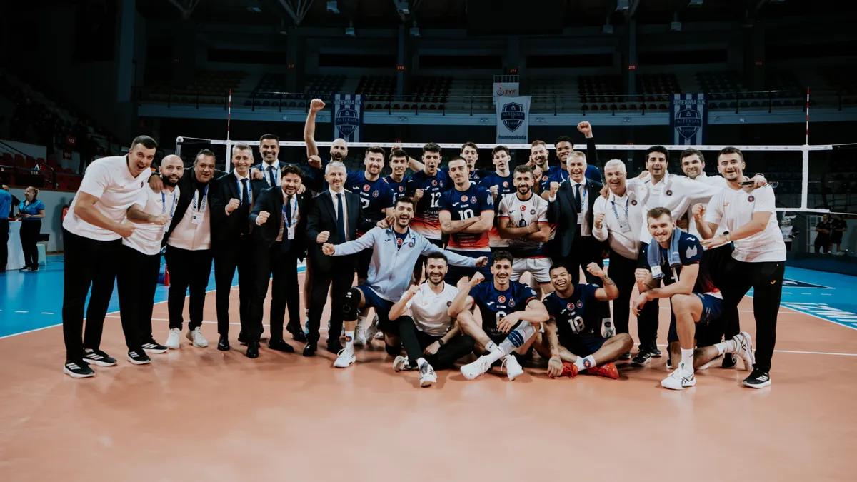 Halkbank voleybol takımı maç sırasında hücum anında