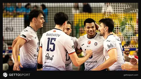 Halkbank voleybol takımı oyuncuları file önünde maç anı