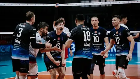 Halkbank voleybol takımı maç sırasında smaç hücumunda