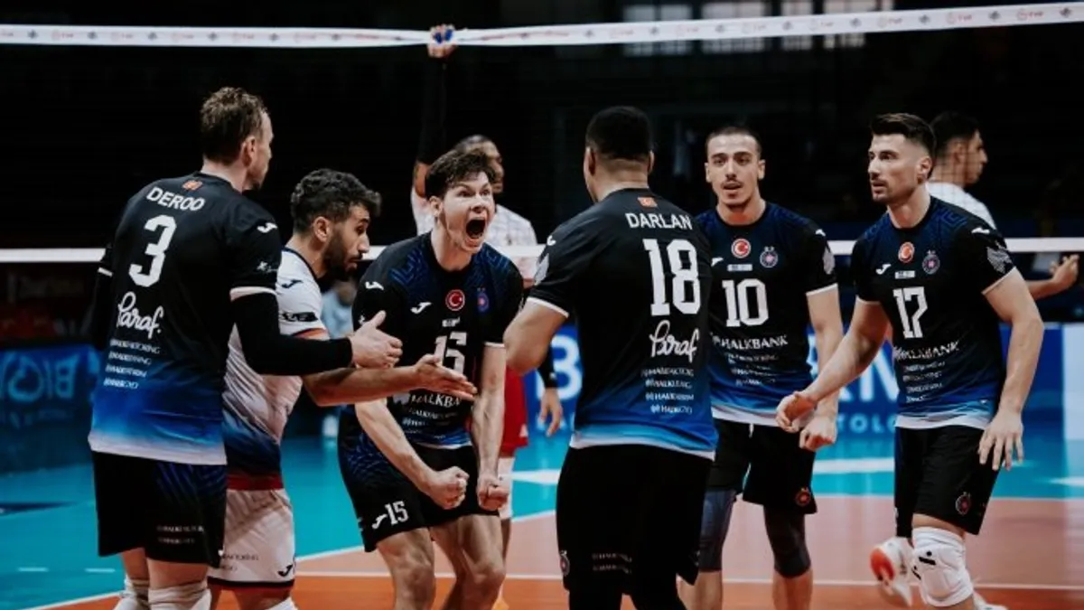 Halkbank voleybol takımı maç sırasında smaç hücumunda