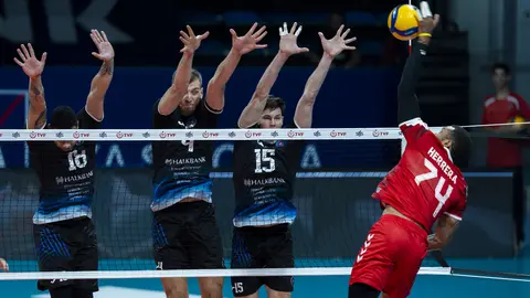 Halkbank ve Spor Toto oyuncuları voleybol maçında file önünde mücadele ederken