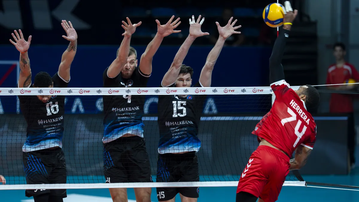 Halkbank ve Spor Toto oyuncuları voleybol maçında file önünde mücadele ederken