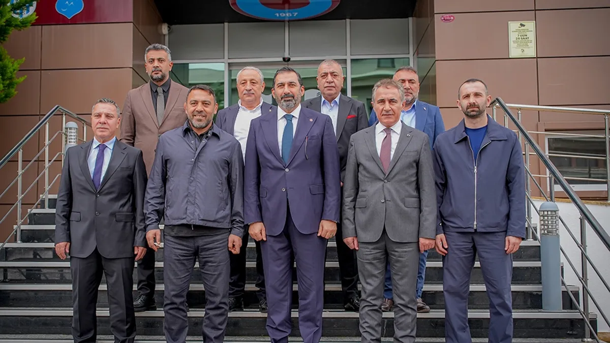 Hamza Yerlikaya ve Trabzonspor yöneticileri birlikte fotoğraf çekiliyor