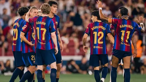 Hansi Flick takım idmanında futbolcularla konuşurken