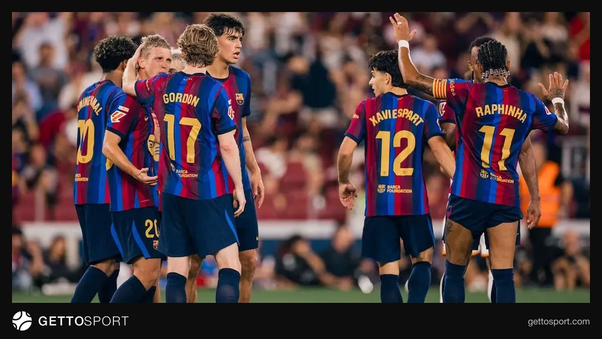 Hansi Flick takım idmanında futbolcularla konuşurken