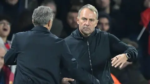 Hansi Flick basın toplantısında PSG mağlubiyeti sonrası konuşurken
