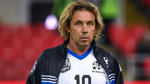 Aleksandr Mostovoy müsahibə verir, arxa planda fotoda Harri Keyn oyunda