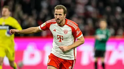 Harri Keyn Ballon d'Or mərasimində mükafat alarkən