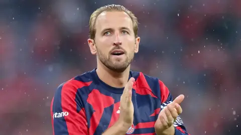 Harri Keyn Bayern München forması ilə müsahibədə saha şəkli