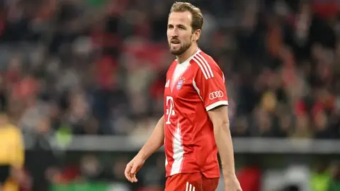 Harri Keyn Qızıl top mükafatını alarkən podiumda
