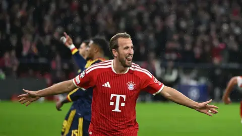 Harri Keyn Bayern formasında mikrofona yaxınlaşır