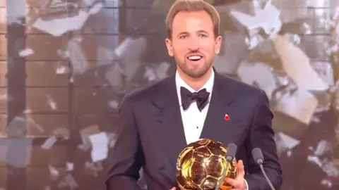 Harri Keyn Ballon D'Or mükafatını alarkən səhnədə