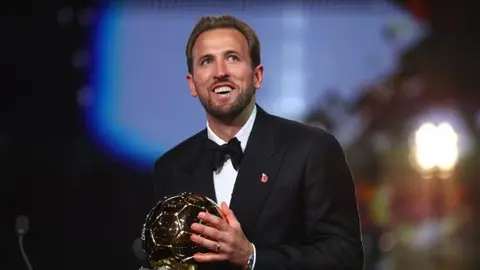 Harri Keyn Qızıl top mükafatını alıb podiumda