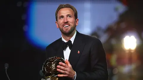 Harry Kane Ballon d'Or ödül töreninde elinde ödülle poz veriyor