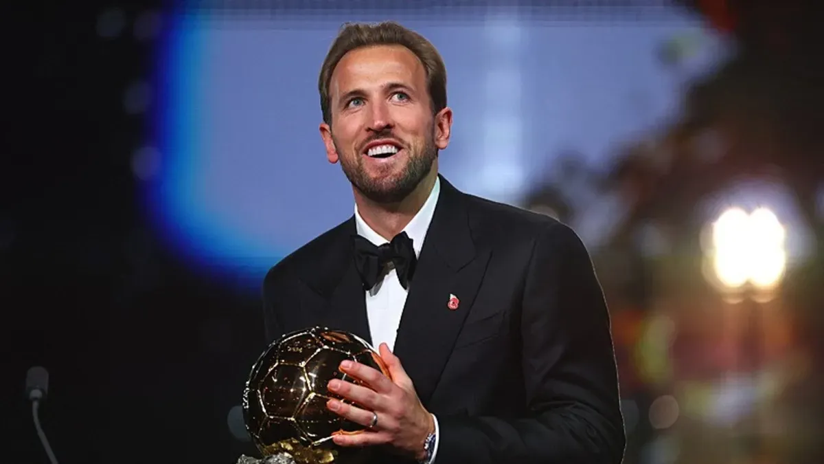 Harry Kane Ballon d'Or ödül töreninde elinde ödülle poz veriyor