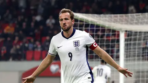 Harry Kane Qızıl top mükafatını və Londondakı təntənəni nümayiş etdirən şəkil
