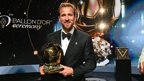 Lothar Matthaus konuşurken ve Harry Kane top sürerken