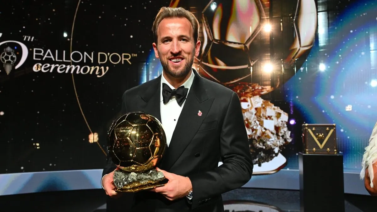 Lothar Matthaus konuşurken ve Harry Kane top sürerken