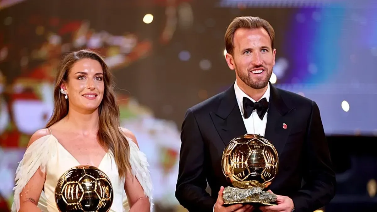 Harry Kane Bayern Münih formasıyla saha kenarında gülümsüyor