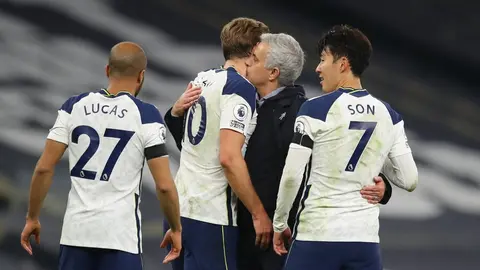 Harry Kane basın toplantısında konuşurken