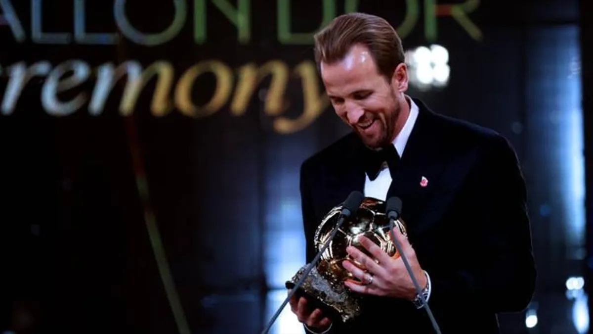 Harry Kane sahnede Ballon d'Or töreninde konuşurken